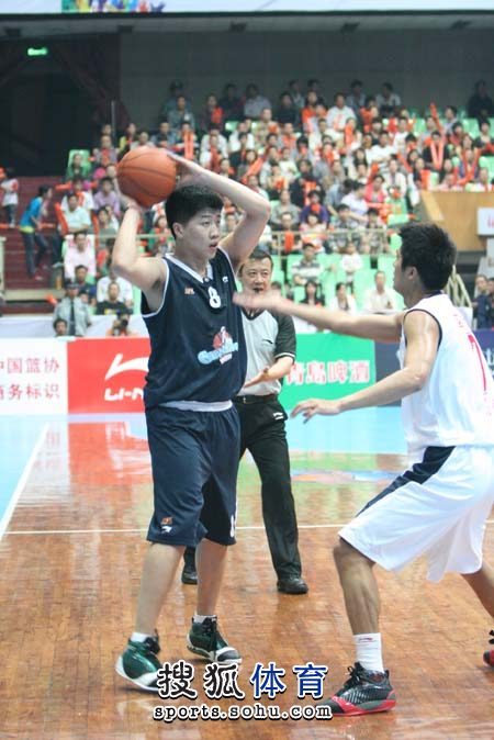 中超比赛亮点：上海海港2-1取胜山东泰山,（中超战报：上海海港2比1力克山东泰山）