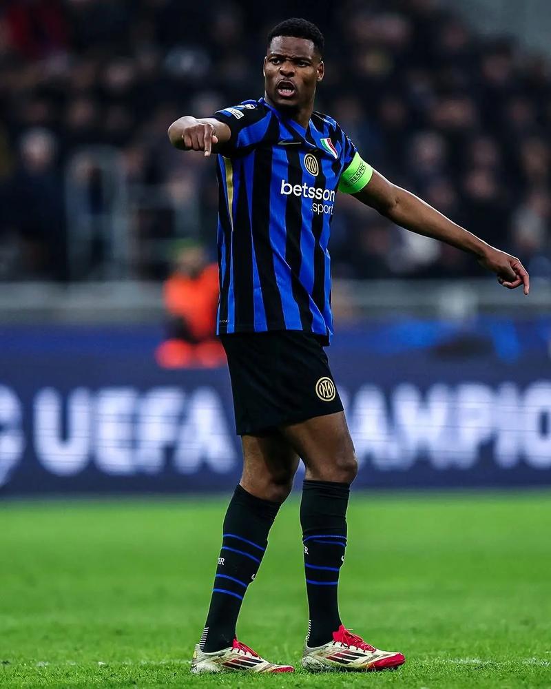 利物浦萨拉赫任意球破门锁定胜局（萨拉赫任意球建功，助利物浦锁定胜局）