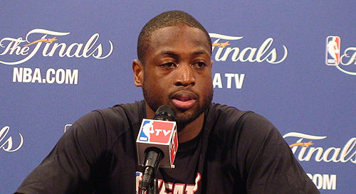 两张合影，一张和老乡一张和金靴。赛前法比奥说这场...（赛前法比奥的两张合影：一张与老乡，一张与金靴）