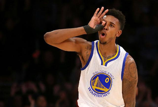 说了啥？卢克曼在被换下时与主教练尤里奇发生口角冲突（被换下不满？卢克曼与主帅尤里奇场边爆发口角）