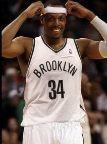 奎因垃圾时间偷袭抢断铁血扣篮，克雷伊奇不满怒喷引发冲突（垃圾时间奎因突袭抢断强硬暴扣，克雷伊奇不满对喷引发冲突）