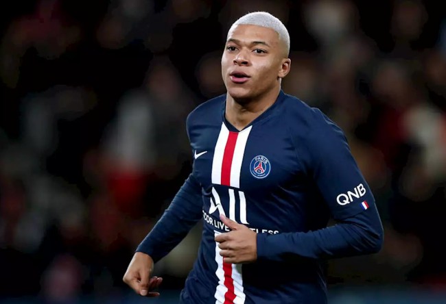 看着都疼！加纳国脚脚踝90度翻转，被日本击败，下轮战玻利维亚（加纳国脚脚踝近90度扭曲令人揪心，球队不敌日本，下一轮迎战玻利维亚）