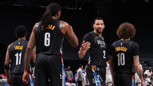 滑手扮关公成都街头玩滑板（关公装扮滑手现身成都街头滑板）