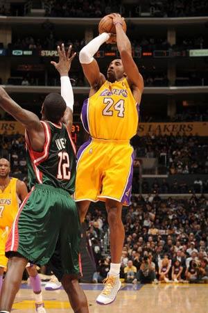 斑马队长，洛卡特利达成尤文生涯200场里程碑（斑马军团队长洛卡特利迎来尤文生涯第200场里程碑）