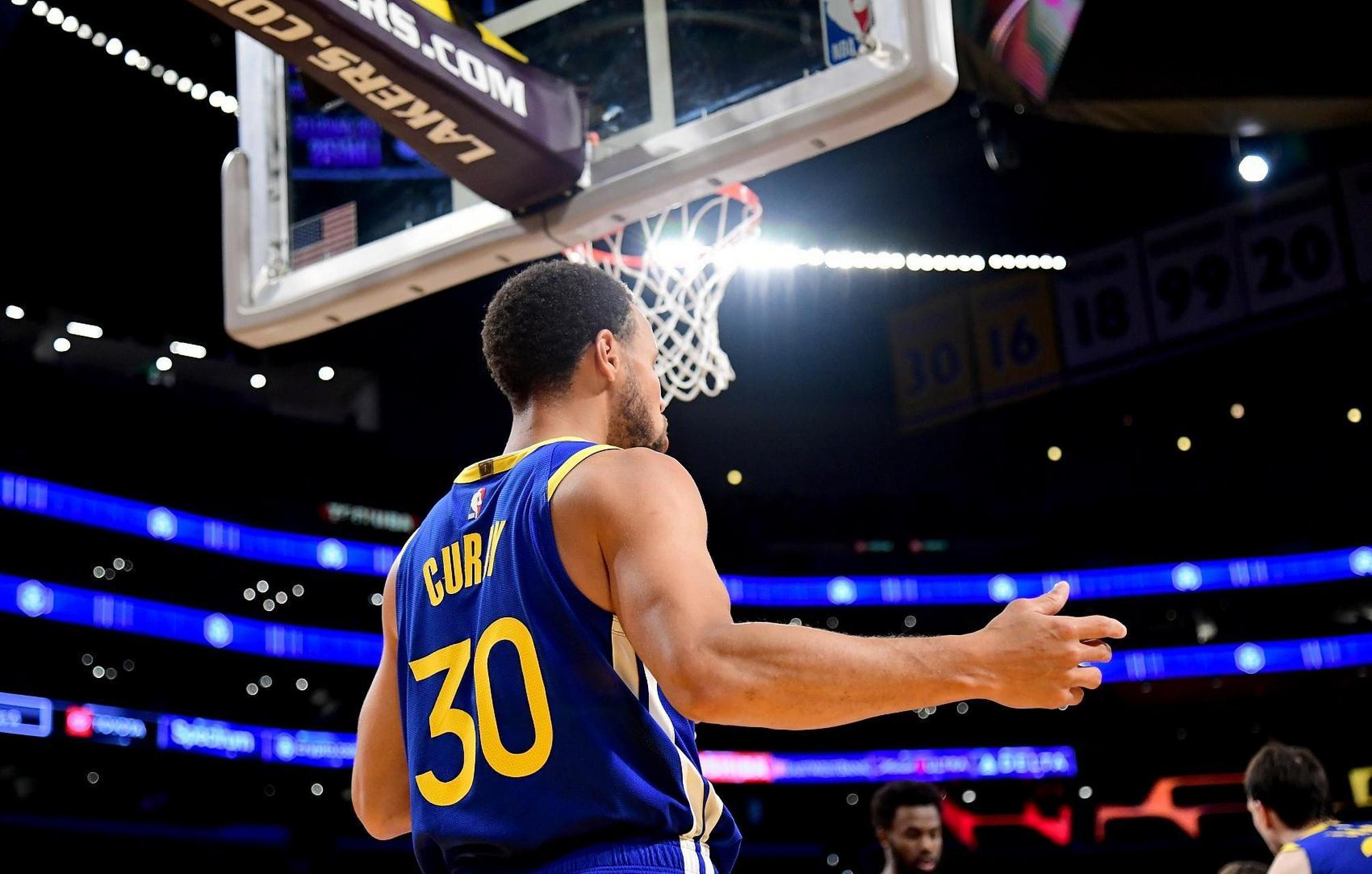 NBA：勇士主场狂胜灰熊 库里轰下45分（NBA：库里45分发飙，勇士主场大胜灰熊）